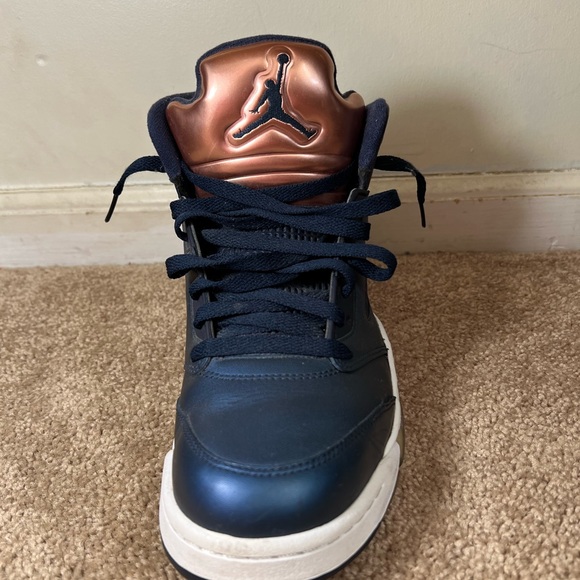 Good condition Air Jordan 5 “Bronze”
Obsidian/Red Bronze-Bright Grape size 10 - Picture 4 of 5